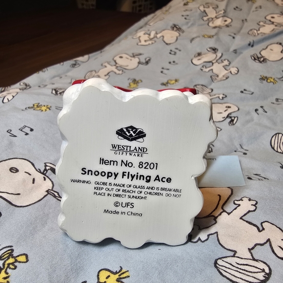 Snoopy The Flying Sitting On His Famous Red Doghouse In Snow Globe - Picture 6 of 7